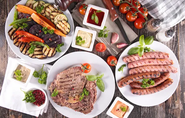 Зелень, сосиски, тарелка, мясо, овощи, помидоры, соус, кабачки