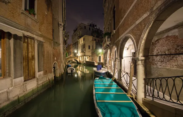 Картинка небо, ночь, мост, огни, лодка, дома, Италия, Венеция