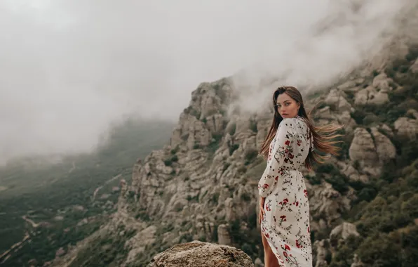 Девушка, поза, туман, скалы, ветер, платье