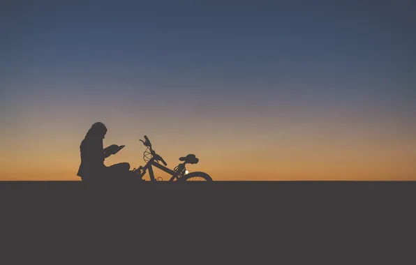 Картинка небо, девушка, закат, велосипед, силуэт, чтение