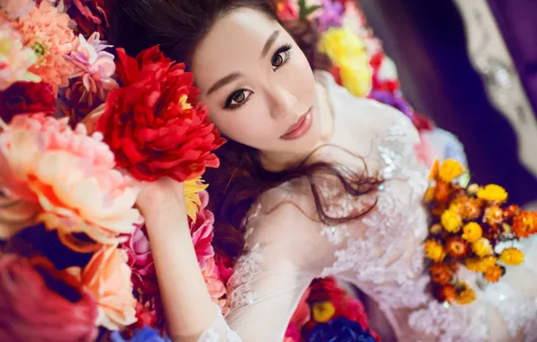 Картинка взгляд, девушка, цветы, лицо, портрет, букет, лежит, азиатка