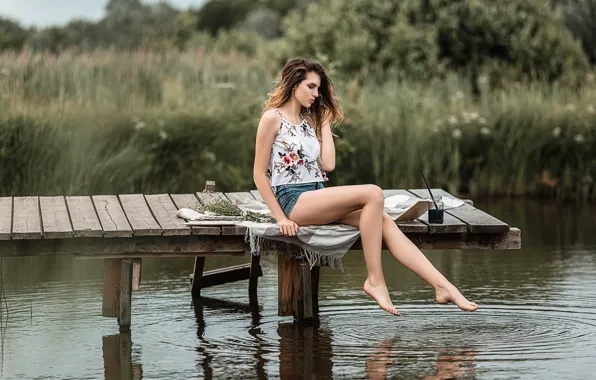 Картинка лето, вода, девушка, природа, поза, река, шорты, ножки
