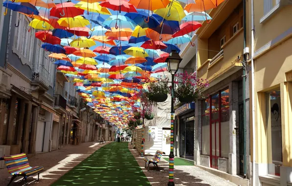 Картинка лето, город, улица, дома, зонты, Португалия