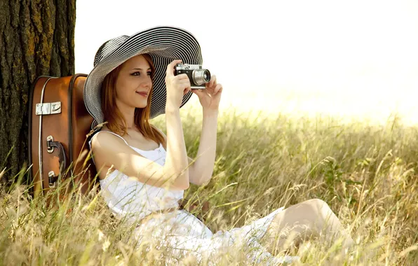 Картинка трава, девушка, лицо, улыбка, дерево, шляпа, фотоаппарат, чемодан