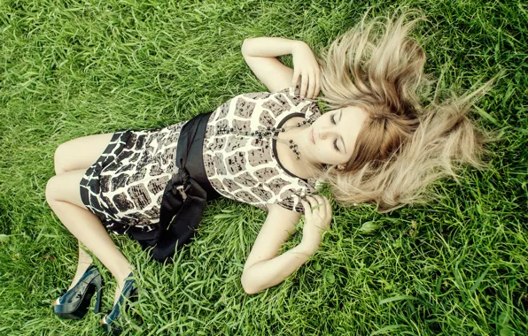 Картинка лето, трава, девушка, милая, модель, волосы, блондинка, туфли