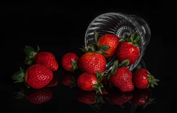 Картинка ягоды, клубника, ваза, тёмный фон