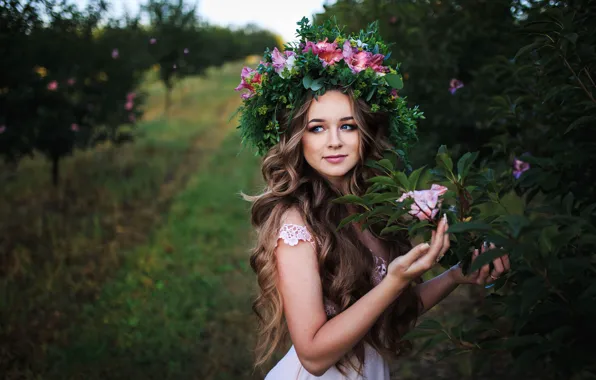 Картинка девушка, деревья, цветы, макияж, сад, платье, прическа, шатенка