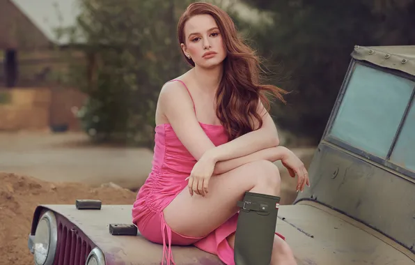 Картинка машина, взгляд, девушка, поза, волосы, платье, красивая, Madelaine Petsch