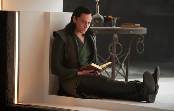 Взгляд, актер, книга, мужчина, Thor, Локи, Loki, Tom Hiddleston