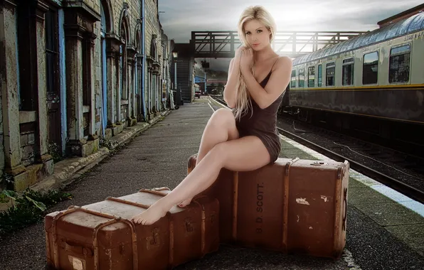 Картинка девушка, вокзал, чемоданы