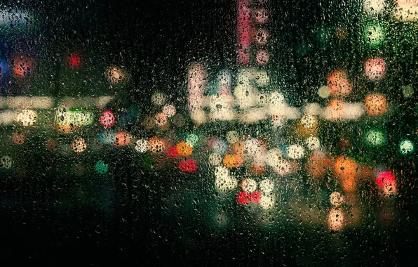 Размытый фон, капли дождя, мокрое стекло