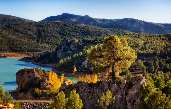 Картинка дорога, осень, лес, деревья, горы, река, камни, солнечно