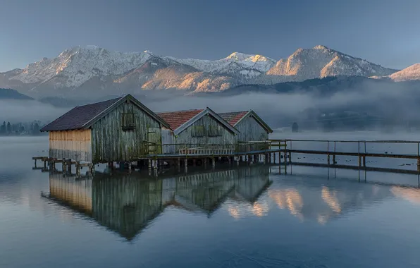 Картинка зима, горы, озеро, дымка, домики для лодок