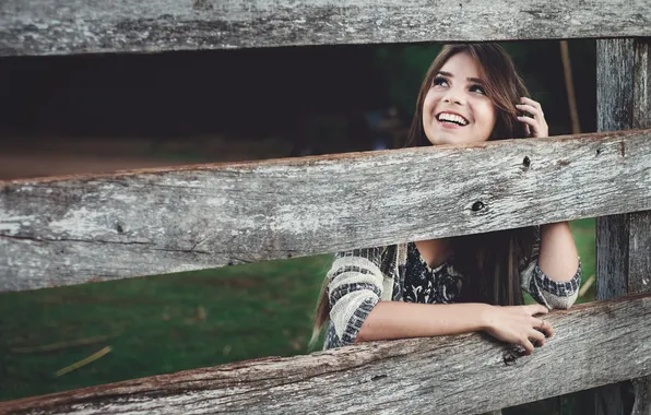 Картинка девушка, улыбка, забор, ограда