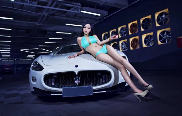 Взгляд, Maserati, азиатка, Эротика, красивая девушка, белый авто, на капоте