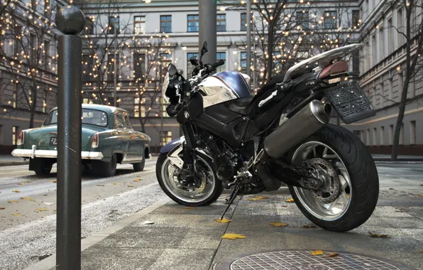 Улица, мотоцикл, автомобиль, люк, столбик