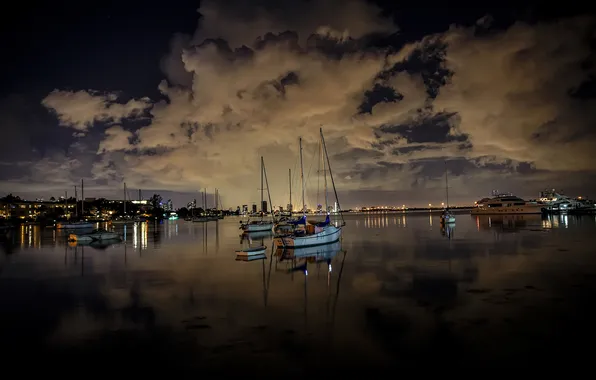 Картинка море, небо, облака, ночь, огни, лодка, яхта, гавань