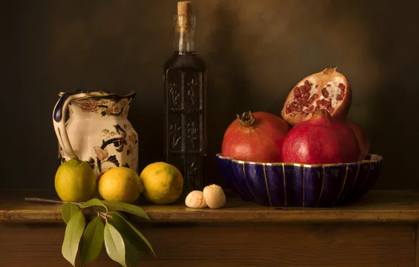 Бутылка, лимоны, гранат
