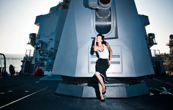 Палуба, пушка, Pinup Model Shot On A Us Navy Destroyer