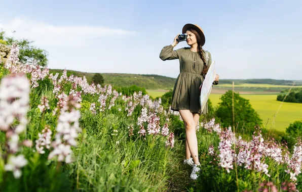 Поле, девушка, цветы, шляпа, фотоаппарат, прогулка