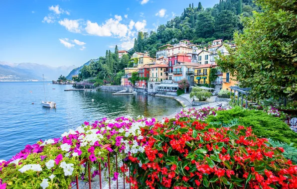 Картинка цветы, озеро, здания, дома, яхта, Италия, набережная, Italy