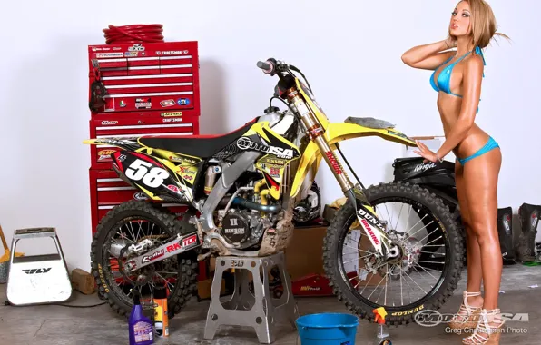 Купальник, взгляд, девушка, Эротика, стоит над желтым мотоциклом Suzuki RM-Z250, блондинка Ashley, красный ящик, моющие …