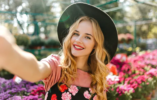 Лето, девушка, радость, цветы, поза, улыбка, рука, портрет