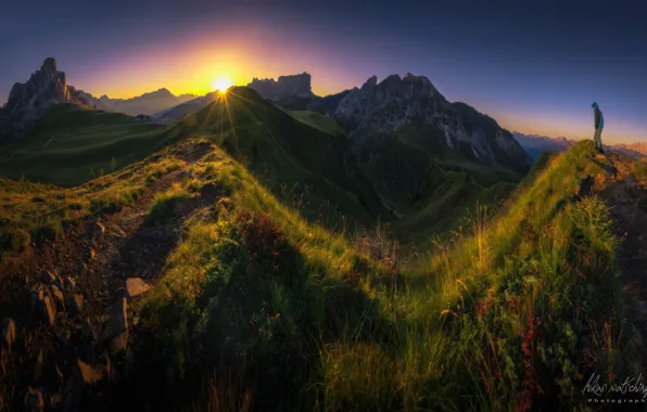 Картинка солнце, лучи, рассвет, холмы, Lukas Watschinger, Passo Giau