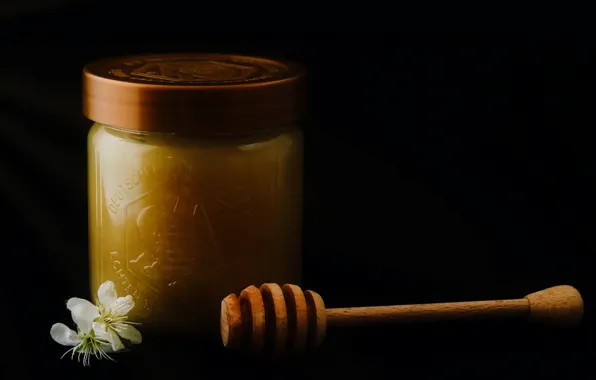 Картинка свет, мед, ложка, банка, черный фон