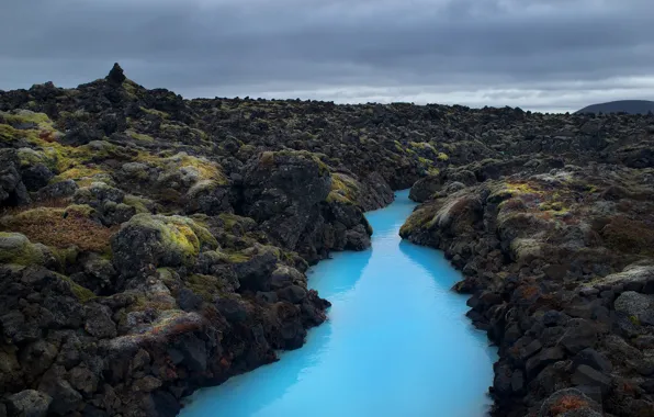 Камень, поток, буря, синяя вода, серые облака