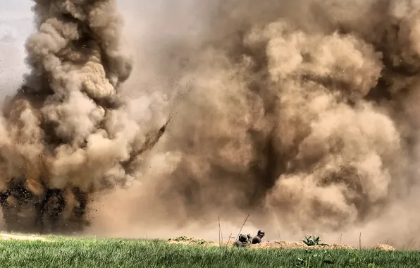 Картинка взрыв, пыль, солдаты, действия, военные
