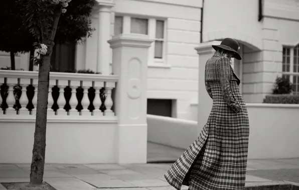 Картинка девушка, фото, улица, модель, шляпа, черно-белое, прогулка, пальто
