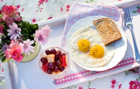 Картинка цветы, ягоды, стол, завтрак, тарелка, хлеб, яичница, салфетка