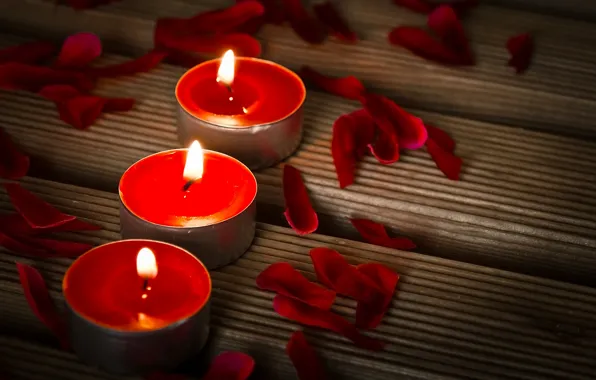 Романтика, свечи, лепестки