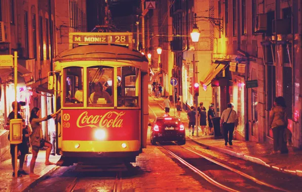 Картинка дорога, ночь, город, огни, люди, улица, рельсы, дома, фонари, трамвай, Португалия, Лиссабон