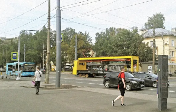 Город, трамвай, техника для ремонта, конец августа 2024