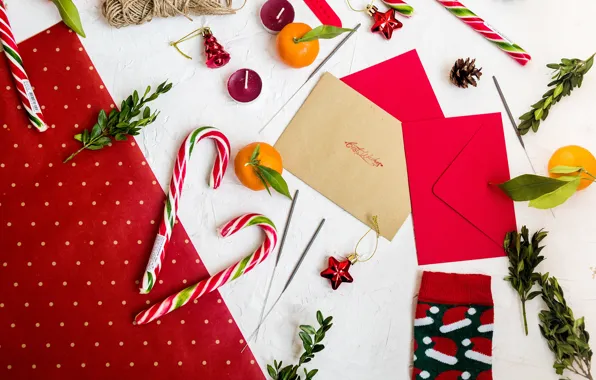Картинка лист, носок, бенгальские огни, свечки, мандарин, карамелька, рождевство, рождественская декорация