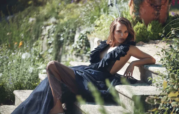 Трава, взгляд, солнце, поза, портрет, актриса, лестница, Natalie Portman