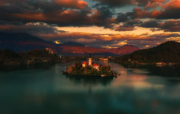 Картинка пейзаж, закат, горы, природа, озеро, церковь, островок, Словения