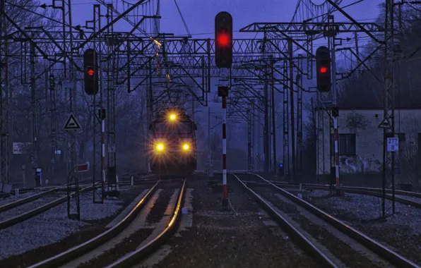 Поезд, фонари, сумерки, линии электропередачи