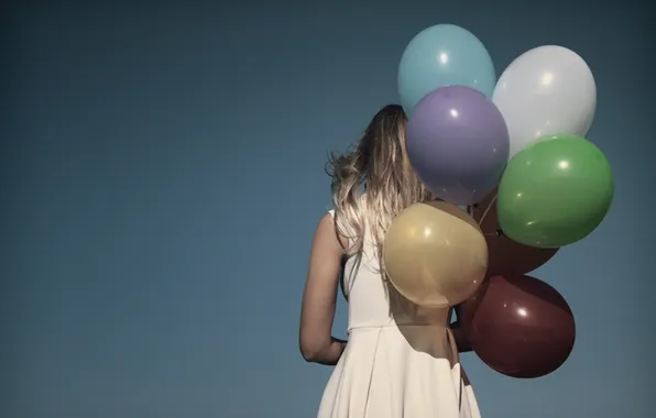 Небо, девушка, шары