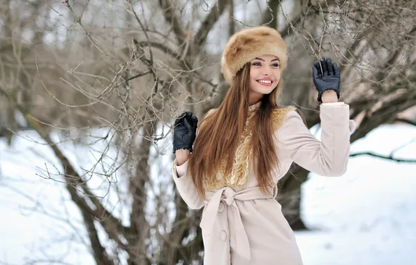 Картинка зима, взгляд, девушка, снег, деревья, поза, улыбка, настроение
