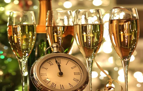 Часы, бокалы, шампанское, полночь