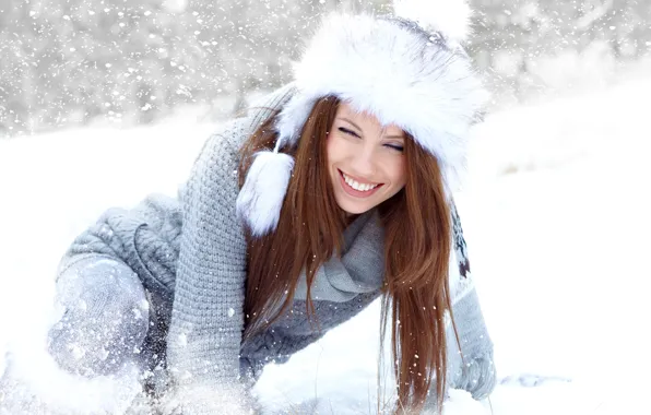 Картинка зима, девушка, снег, радость, шатенка, шапочка, длинноволосая