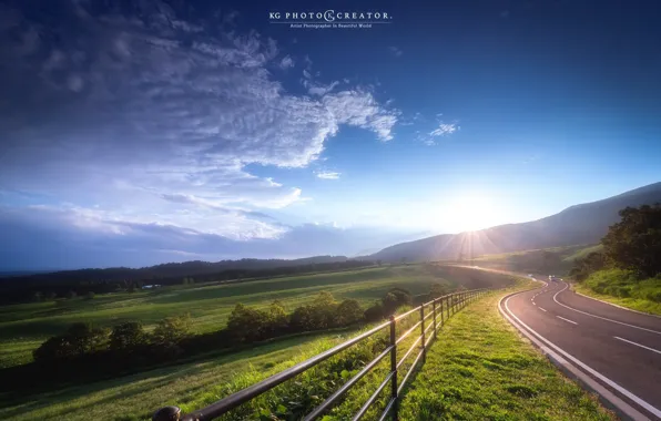 Картинка дорога, поле, небо, солнце, лучи, деревья, горы, природа