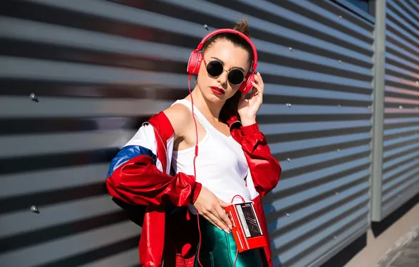 Картинка girl, young, headphones, model, pretty, player, gorgeous, sunglasses