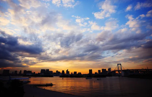 Картинка море, небо, облака, закат, мост, город, япония, синее