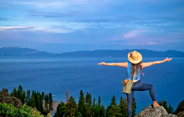 Картинка лес, небо, вода, тучи, озеро, камни, человек, катер