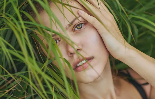 Трава, взгляд, девушка, лицо, рука, портрет, Алиса Дзивульская