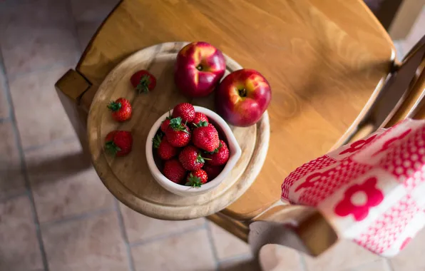 Картинка клубника, стул, фрукты, ягоды, никторин, полотенце, доска, миска
